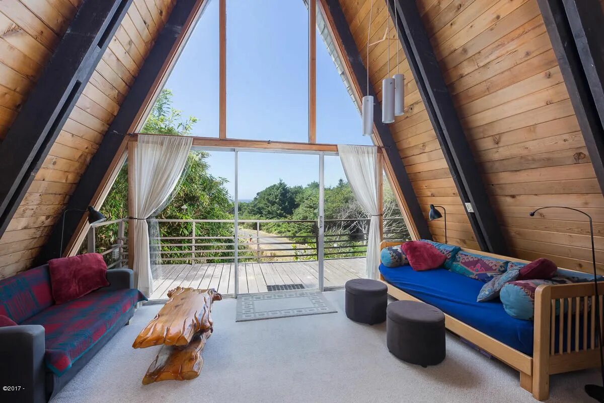 Дом шалаш николай серов. Дом шалаш серый. Дом шалаш внутри спальня. А фрейм дом шалаш. Дом шалаш внутри.