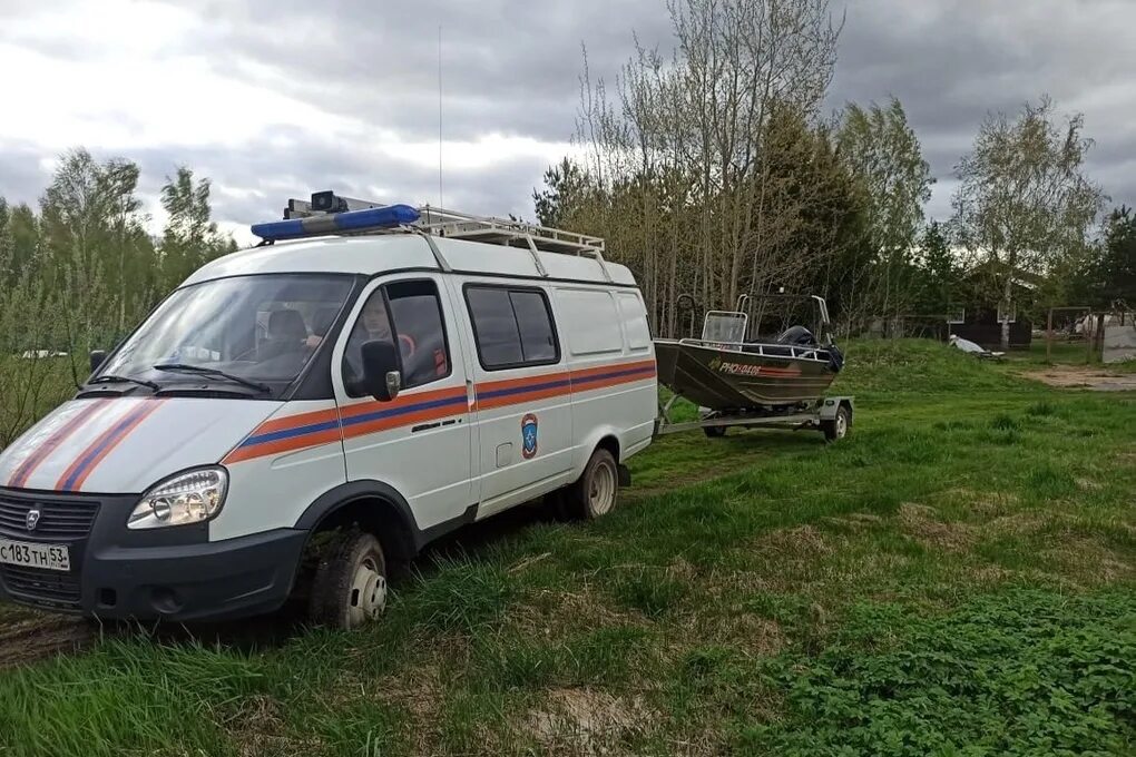 Новгородский поисково-спасательный отряд МЧС. МЧС Новгородская область 2015. Спасатели ПСО 13. Чехов озеро спасатели. Лодки новгородская область