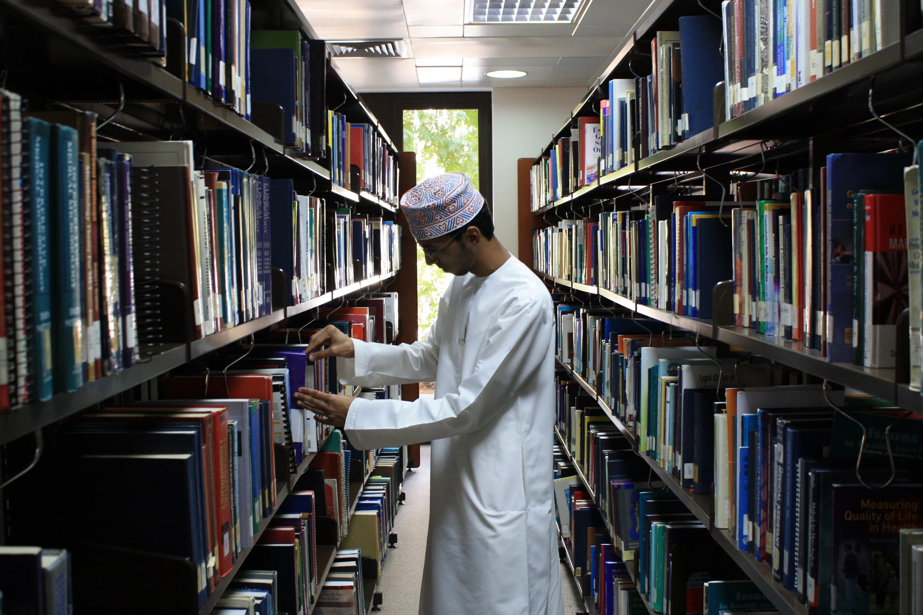 Library of medicine. Медицинские книги. Много книг по медицине. Врач в библиотеке. Мединский книги.