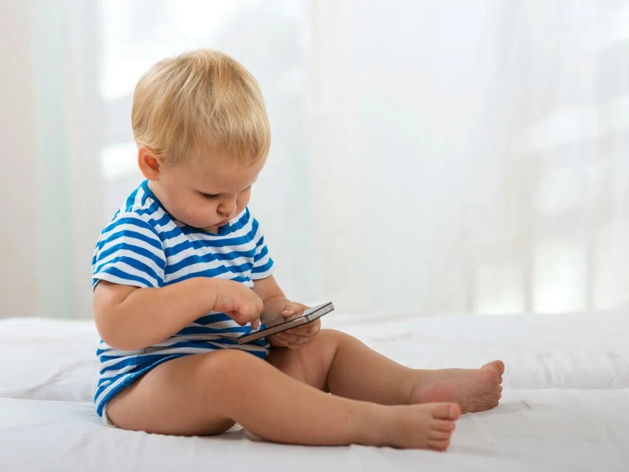 Baby with Phone. Дети с ЗПР фото. Ребенок со смартфоном. Baby playing with Phone. Как избавиться от ребенка 3 года