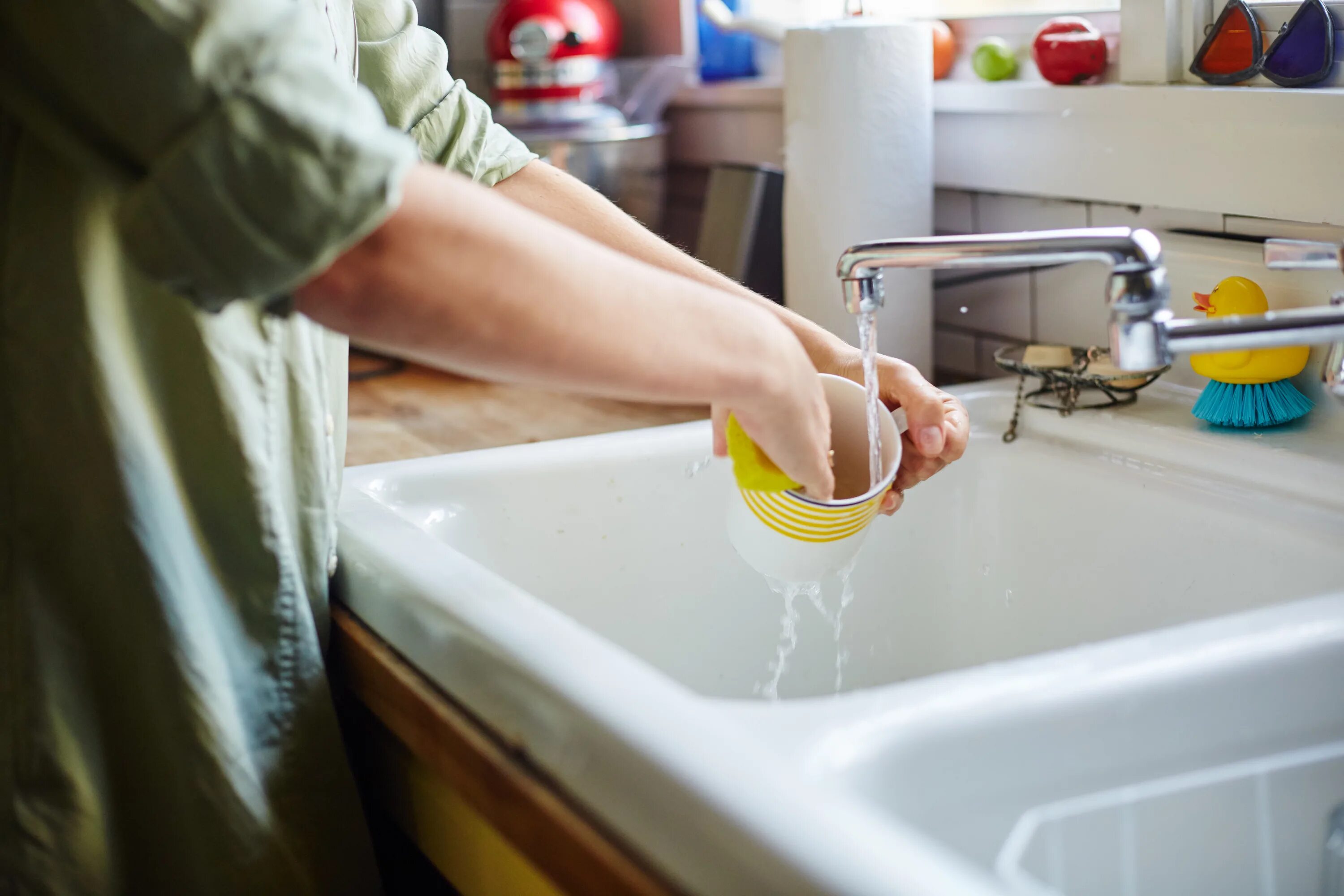 Мытье посуды. Мойка посуды. Мытье посуды на кухне. Мытая посуда. He to wash dishes