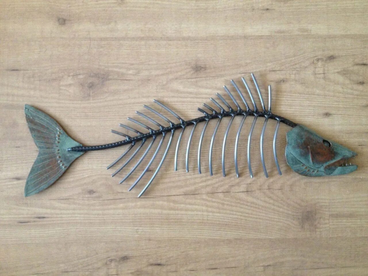 Купить кости рыбы. Скелет рыбы из металла. Рыбка из металла. Каркас рыбы. Рыбка из проволоки.