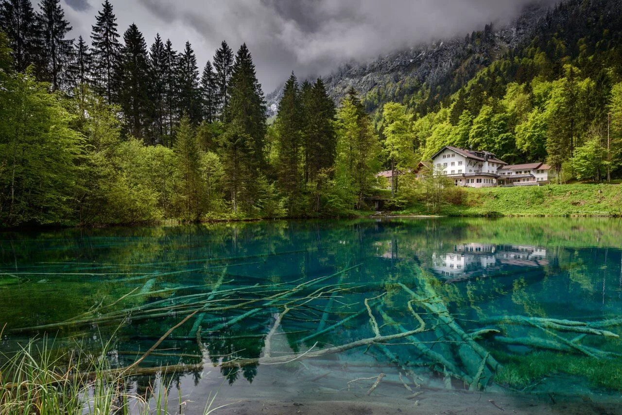 Кристально чистое озеро. Голубое озеро Альпы. Маленькое озеро. Озеро в Альпах. Красивое маленькое озеро.