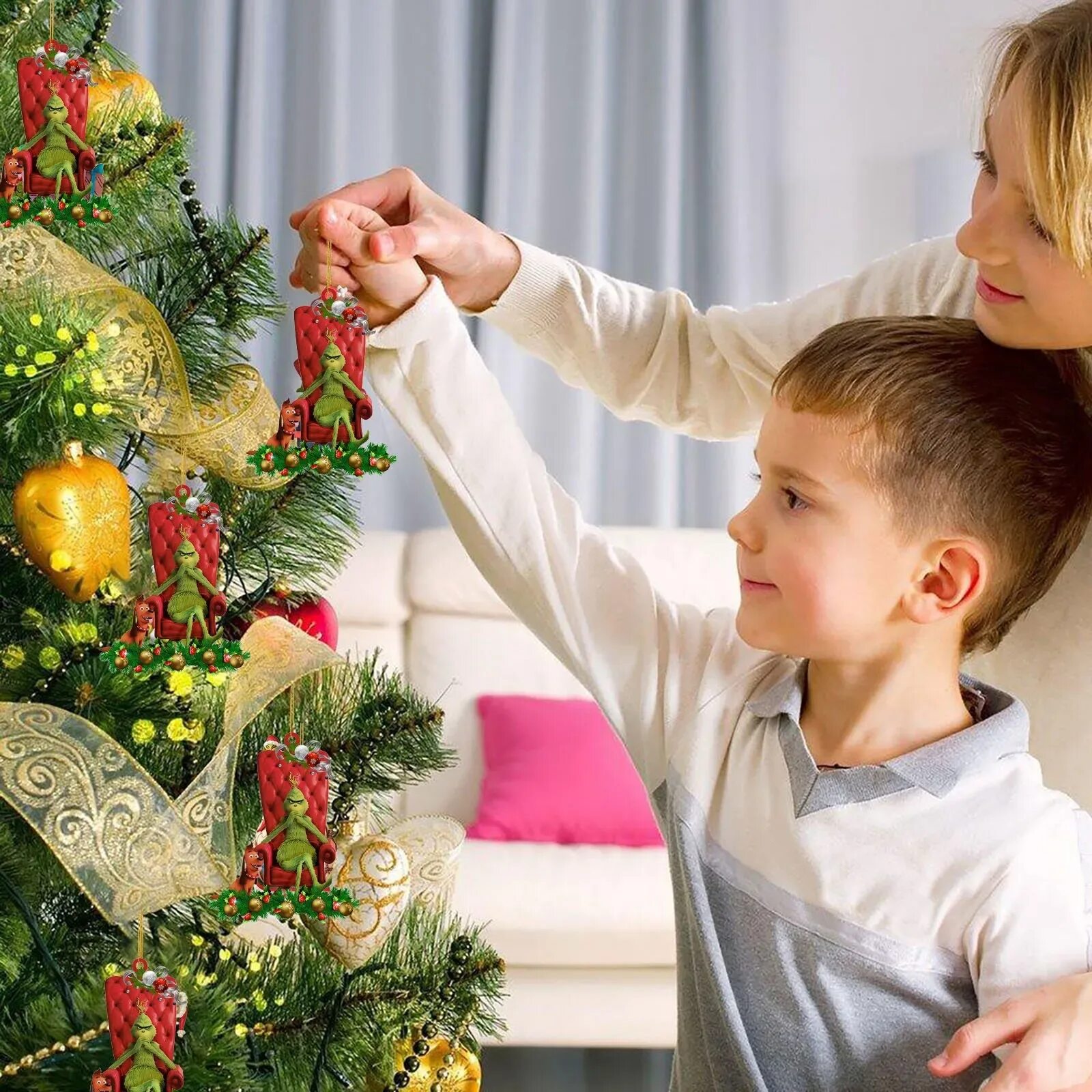 Семья наряжает елку. Наряжаем елку. Новый год Наряжаем елку. Дети наряжают елку. Дети украсили елку