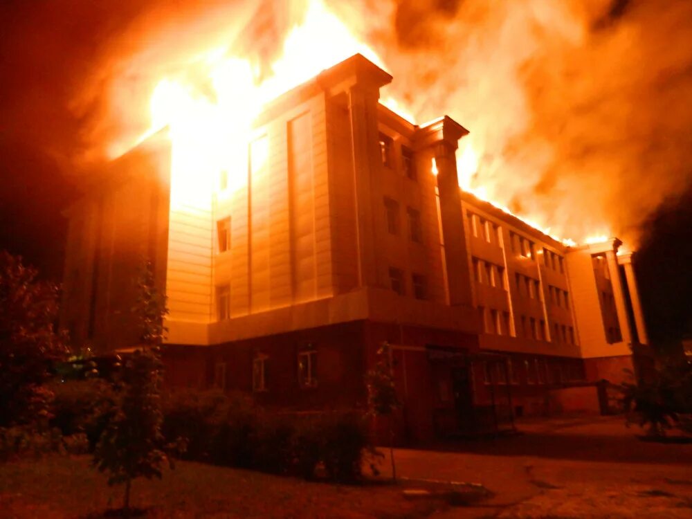 Взрыв школы видео. Школа горит. Сгоревшая школа. Горящие школы.