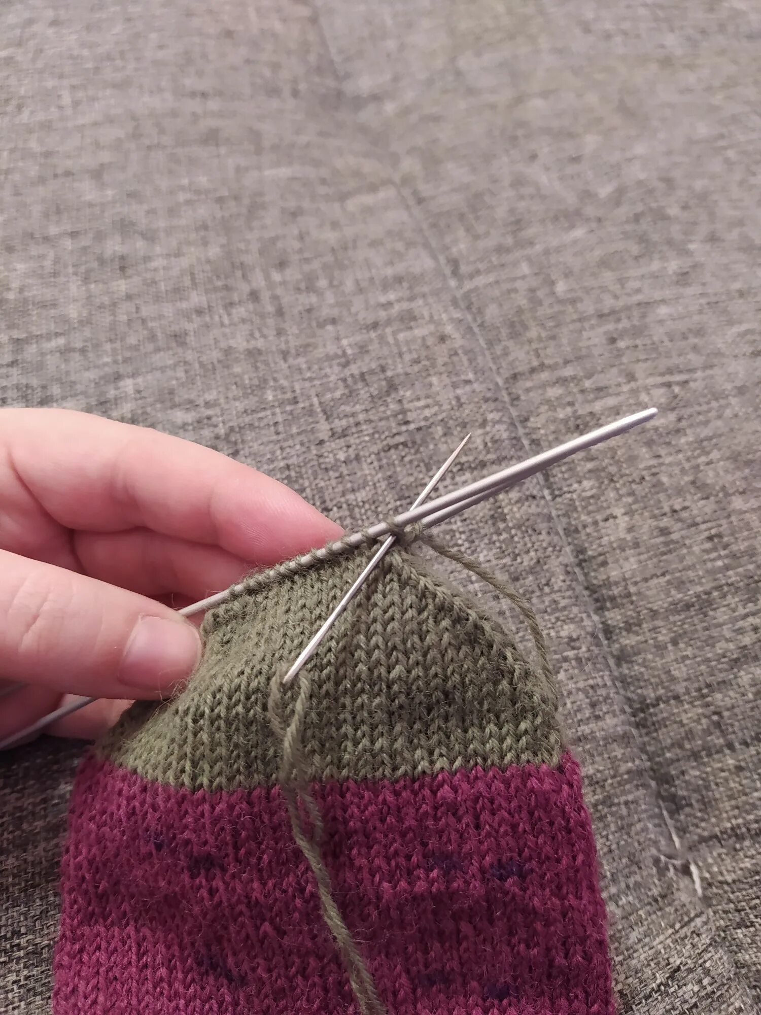 Закрытие носка спицами на 4 спицах. Как закончить носок. Вывязывание мыска носка на 5 спицах. Закрытие петель носка. Мужские носки спицами мастер класс.