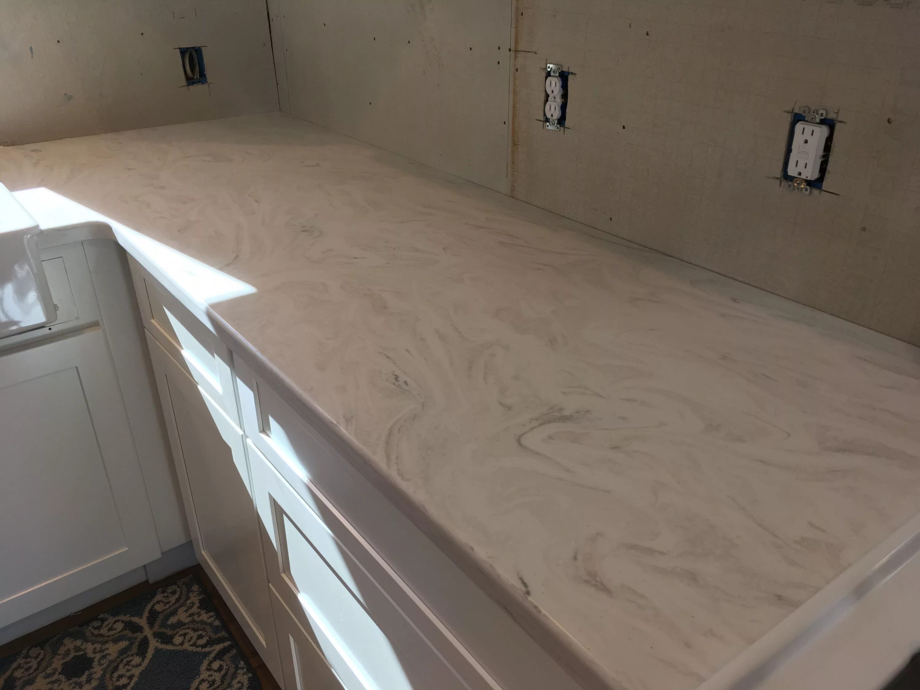 Corian limestone prima. Limestone prima corian столешница. Cocoa prima corian. Акриловый камень corian Cocoa prima.