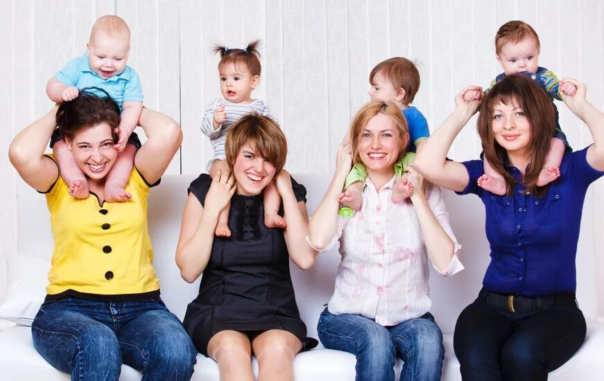 Многодетная мама. Много матерей. Подруги с малышами. Много мам. Многодетная мать.