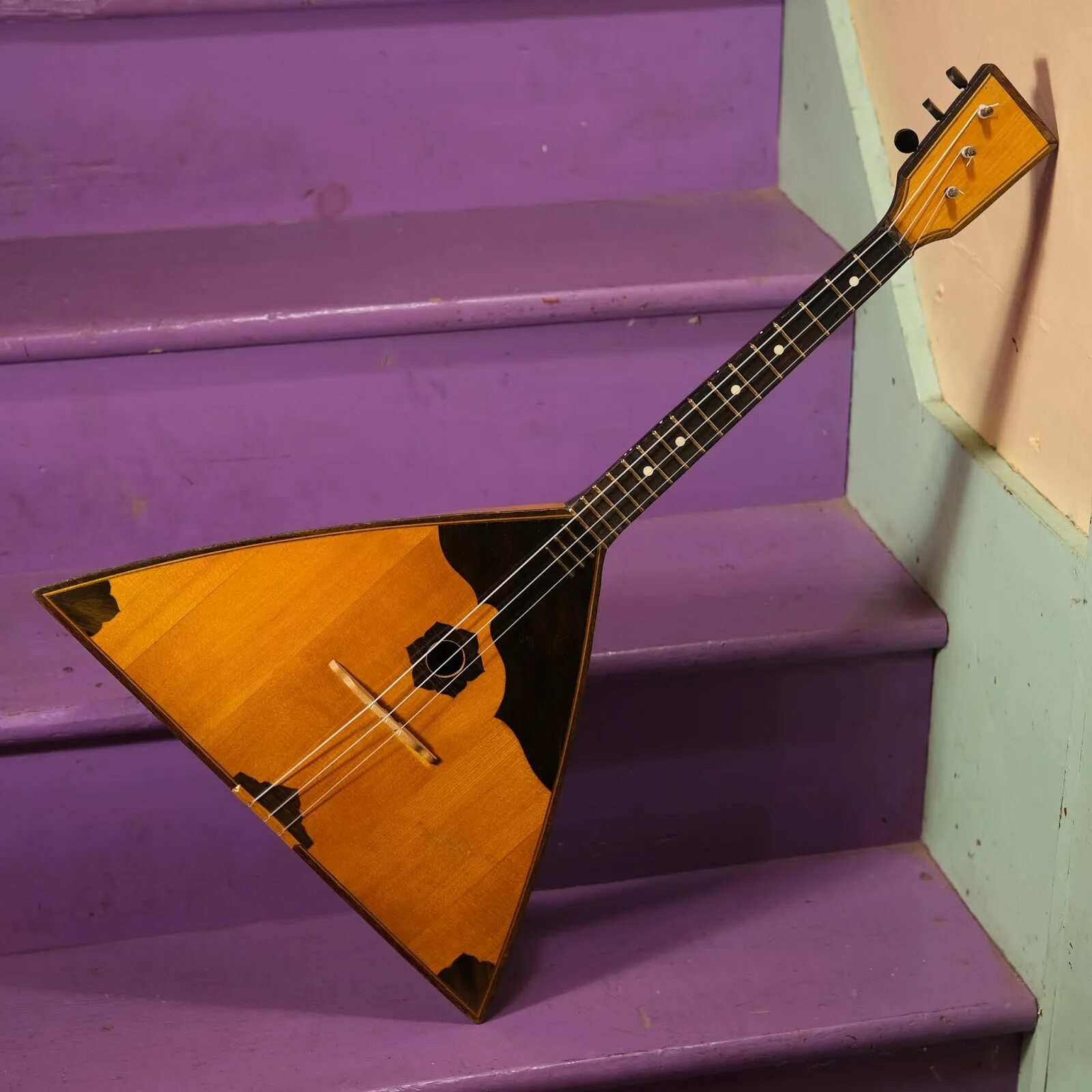 Балалайка на белом фоне. Простая балалайка. Балалайка струнный музыкальный инструмент. Простая балалайка. Простая балалайка.