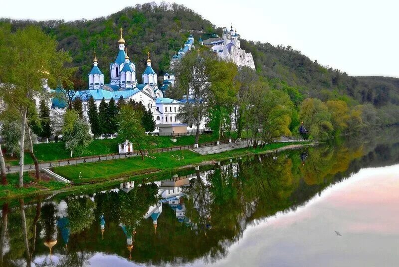 Свято святогорская лавра. Святогорская Успенская Лавра. Свято Успенская Лавра Святогорск. Святогорский монастырь Славяногорск. Святогорский Успенский монастырь Донецкая область.