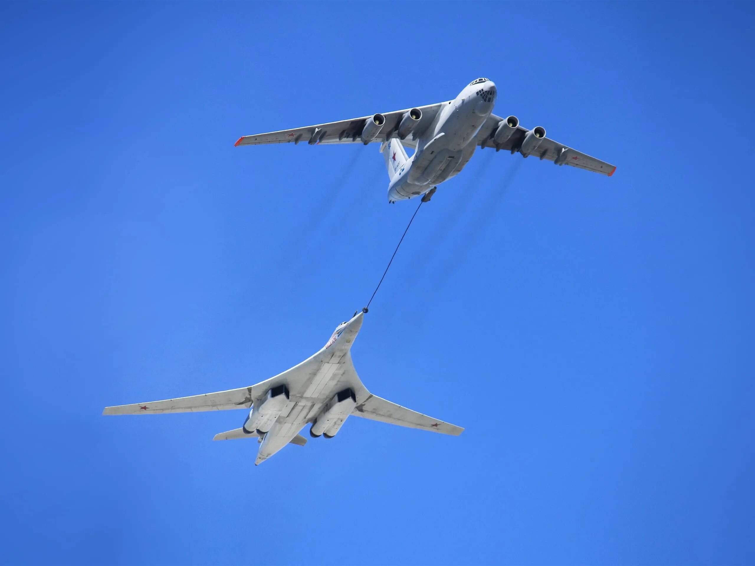 Несколько самолетов в небе. Ту-160 белый лебедь. Белый лебедь самолет ту 160. Дозаправка в воздухе ту-160. Ил 160 белый лебедь.