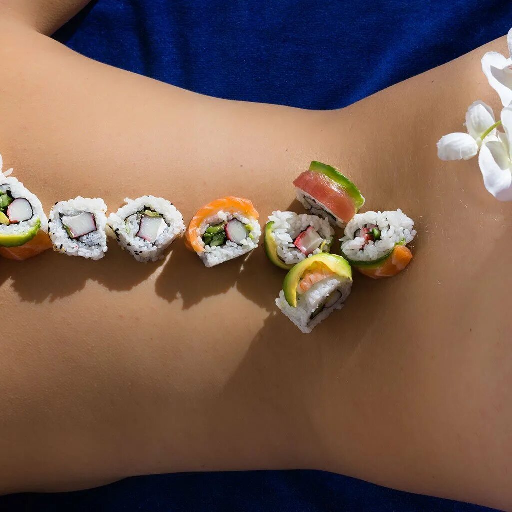 Еда на девушке как называется. Ниотамори nyotaimori вагина. nyotaimori эстетика. еда с тела девушки. девушка с роллами.