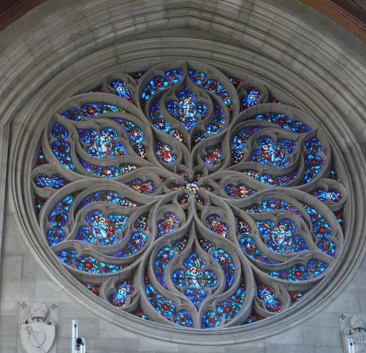 Витраж окна готического собора. Витраж окна готического собора. The rose window. Витраж роз шартрского собора. The rose window.