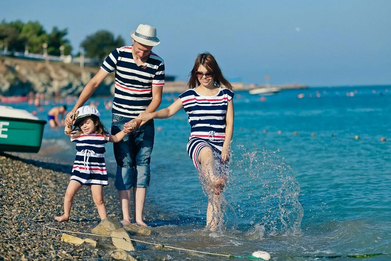 Hairy family. Семья на море. Семейная фотосессия на море. Фотосессия на море дети. Фотосессия в тельняшках семейная на море.