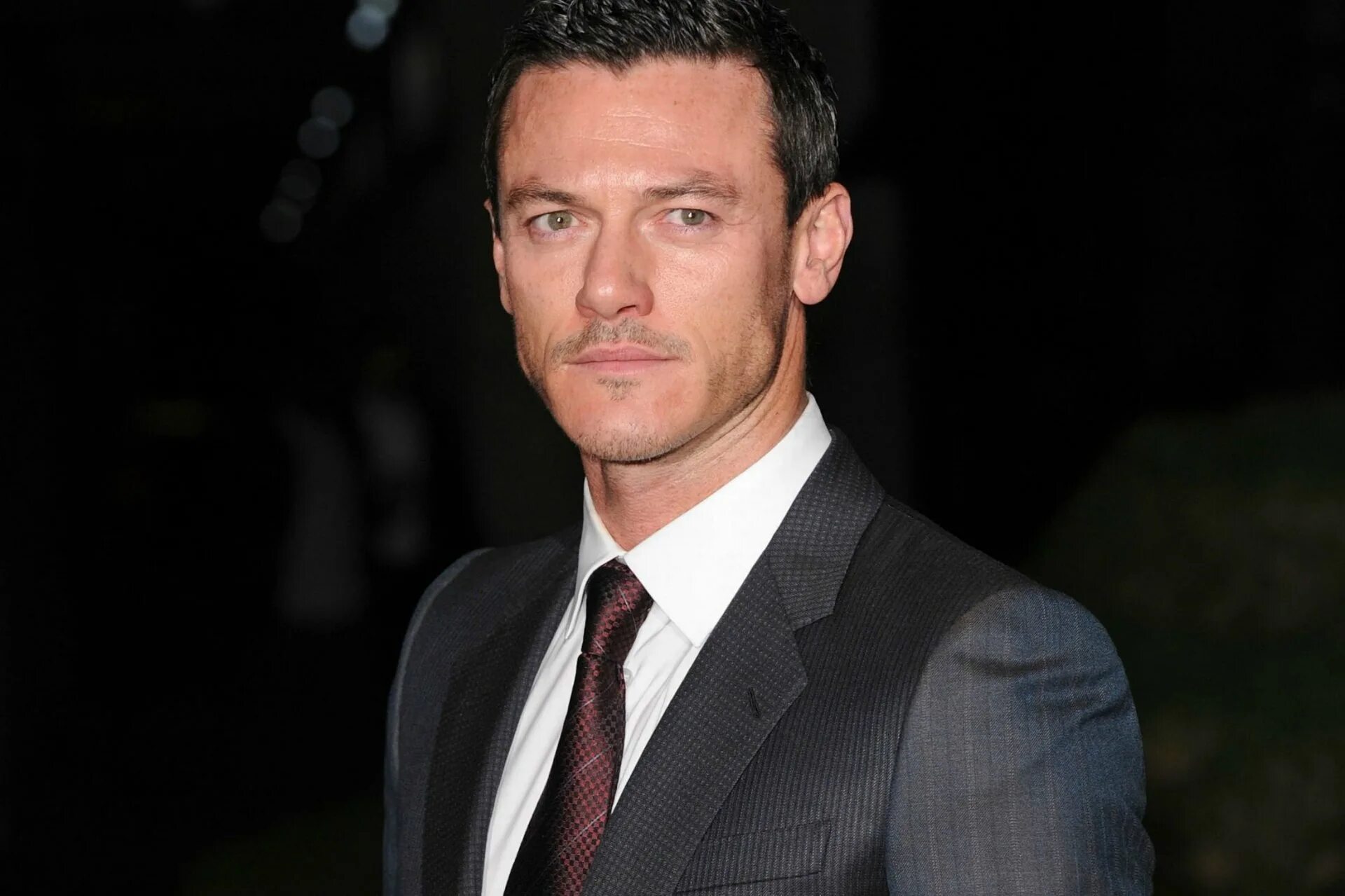 Luke evans. Люк джордж э́ванс. Актер люк эванс. Люк эванс фото. Люк эванс.