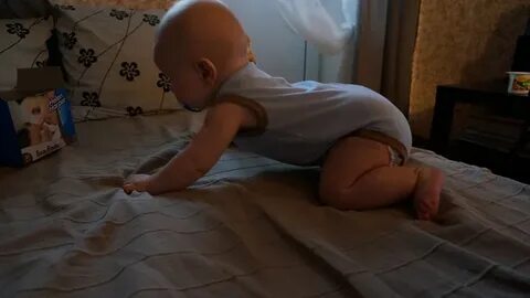 Со скольки начинают ползать