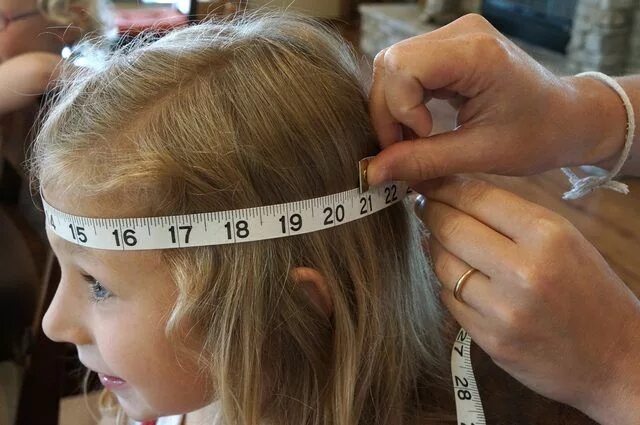 Маленькая окружность головы. Измерение окружности головы. Измерение головы ребенка. Объем головы рнтегка измерить. Померить обхват головы ребенка.