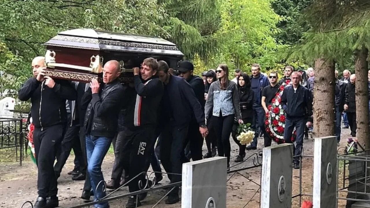 Похороны вячеслава иванькова. Похороны иванькова япончика. Вячеслав иваньков япончик могила. Похороны криминальных авторитетов. Похороны авторитета.