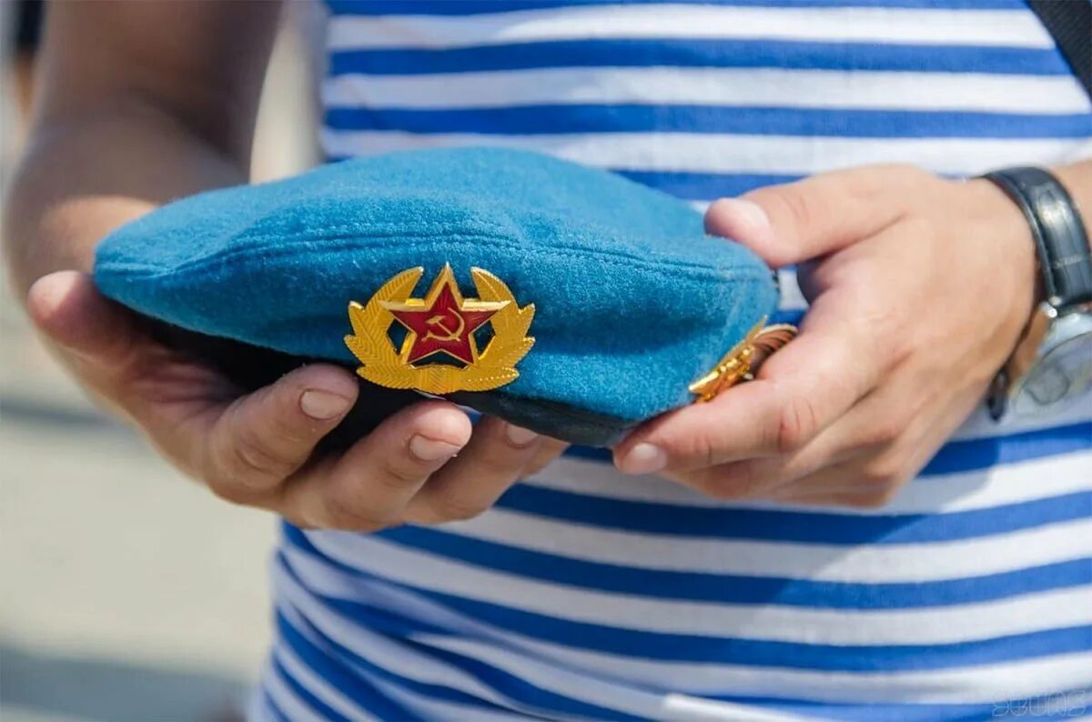 Как отбить голубой берет. Берет маргелова вдв. воздушно-десантные войска (вдв). день воздушно-десантных войск. воздушные десантные войска.