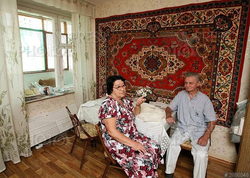 Живу в социальной квартире. Социальный дом в Митино. Russian Carpet. Russian Carpet on the Wall. Wall Carpet in Russia.