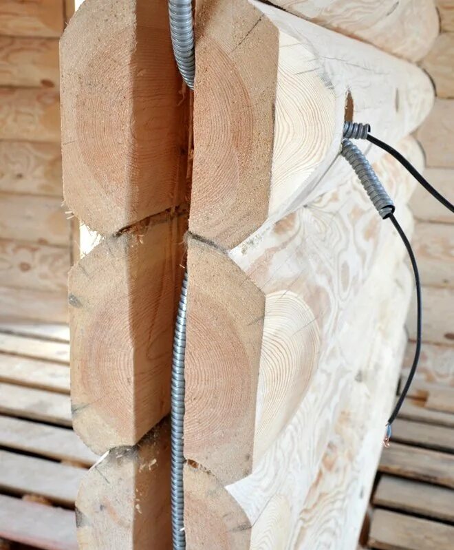 электрика в деревянном доме. скрытая проводка в срубе. электропроводка в деревянном доме. розетки для скрытой проводки в деревянном доме. электрика в бревенчатом доме.