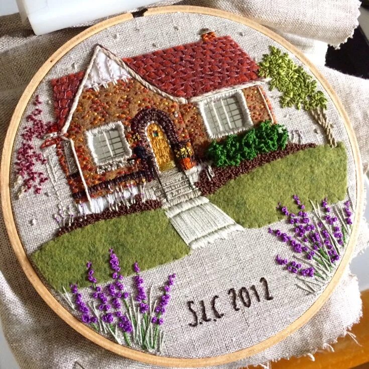 Вышитые домики гладью. Дом гладь. Вышивка гладью здания. Вышивка гладью домики. Домик вышитый гладью.