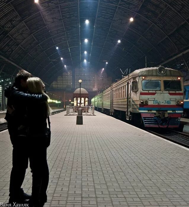 Песня я купил билет дошел до перрона. Парень и девушка на вокзале. Поезд на перроне. Встреча на вокзале. Прощание на вокзале.