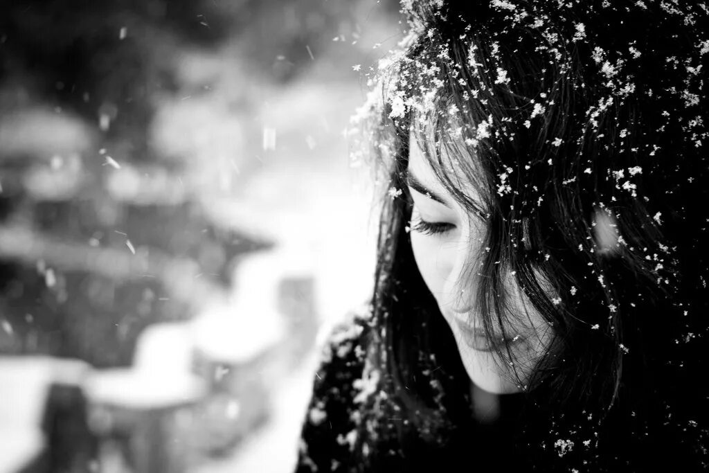 Слушать песню черный снег. Настя Ревенко. Девушка в снегу. Грусть снег. Девушка и снегопад.