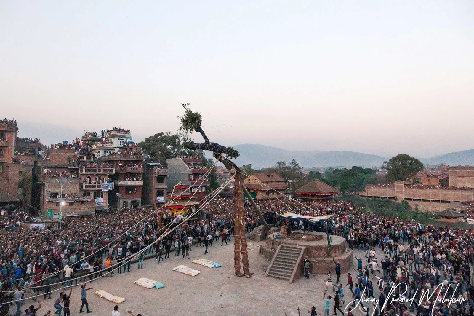 Бискет джатра. Фестиваль bisket jatra. бхактапур непал фестиваль. непал индра джатра. bisket jatra nepal.