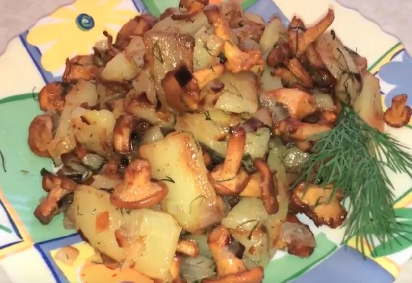 Рецепт картошки жаренной с грибами. Картофель жареный с шампиньонами. Рецепт картошки жаренной с грибами. Картошка с лисичками в духовке. Жареный картофель с шампиньонами и луком на сковороде.