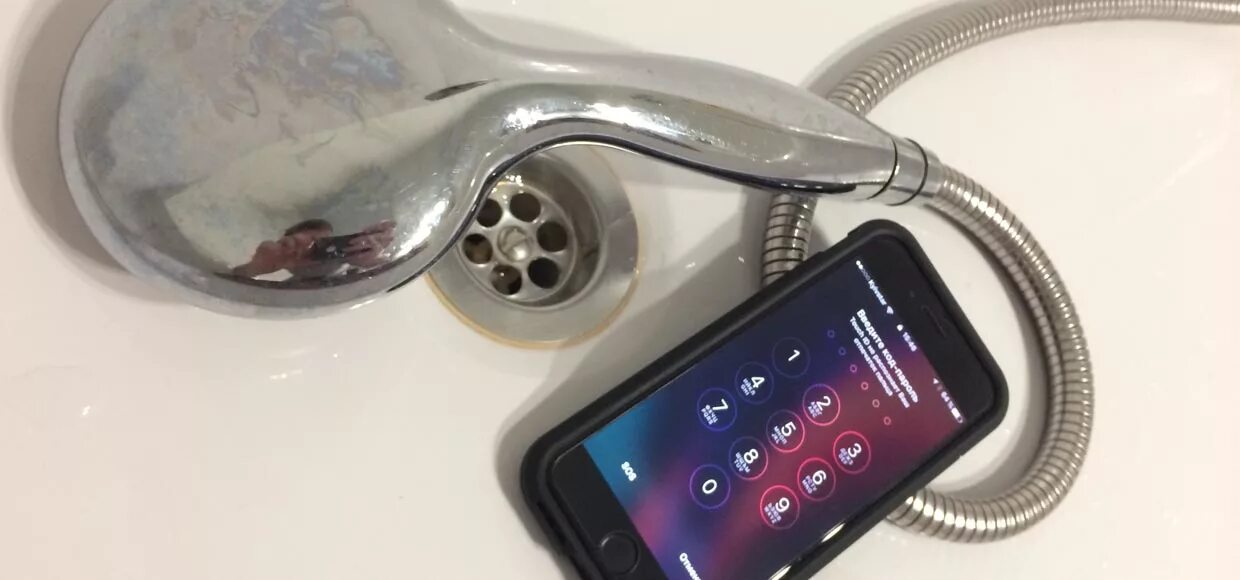 Звук если в телефон попала вода. Ультразвук для айфона от воды. Айфон в воде.