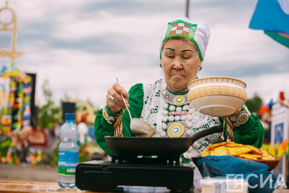Якутск праздник сегодня. Ысыах якутский праздник. якутский традиционный праздник ысыах. якутия ысыах осуохай. ысыах якутский праздник солнце.