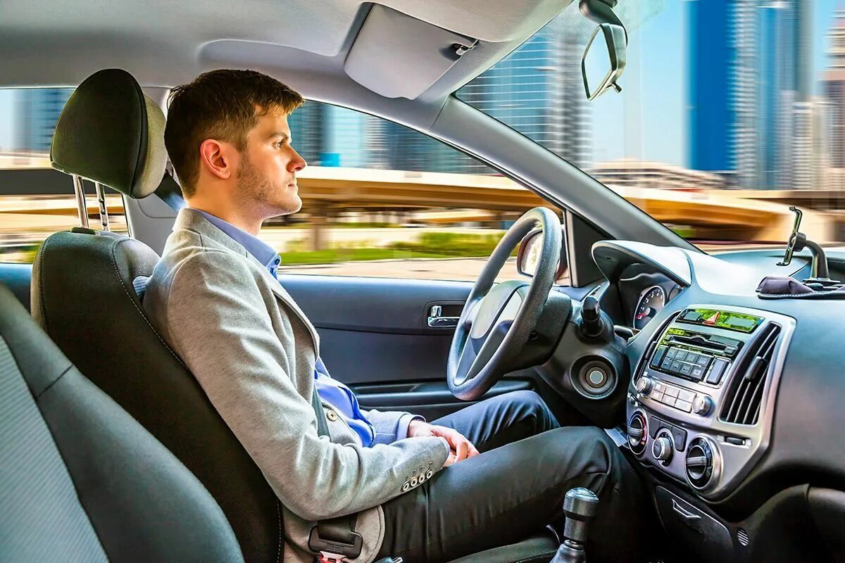 Водитель-экспедитор категории с. Бизнесмен в автомобиле. Бизнесмен за рулем. Пассажиры в микроавтобусе. Водитель экспедитор.