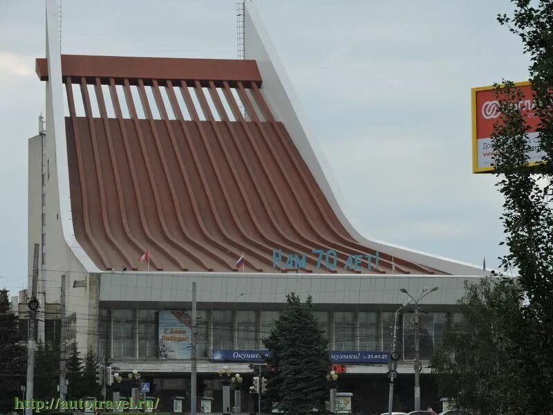 Музыкальный театр города омск. Омский музыкальный театр. музыкальный театр омск омск. омский государственный музыкальный театр 1946. театр трамплин в омске.