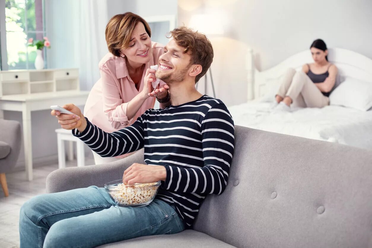 Инфантильный подросток. Конфликты в семье. Парень живет с женщиной. Парень живет с женщиной. Три человека в одной постели.