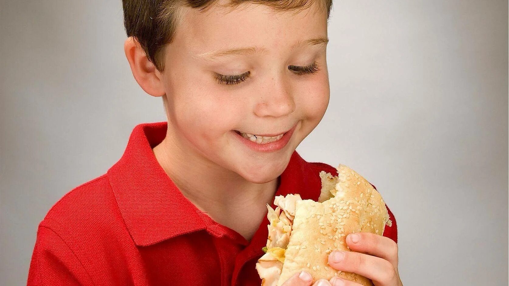 Ребенок отказывается есть мясо овощи. Для аппетита ребенку. Ребенок ест через силу. Ребенок ест овощи и мясо. Ребенок хочет кушать.