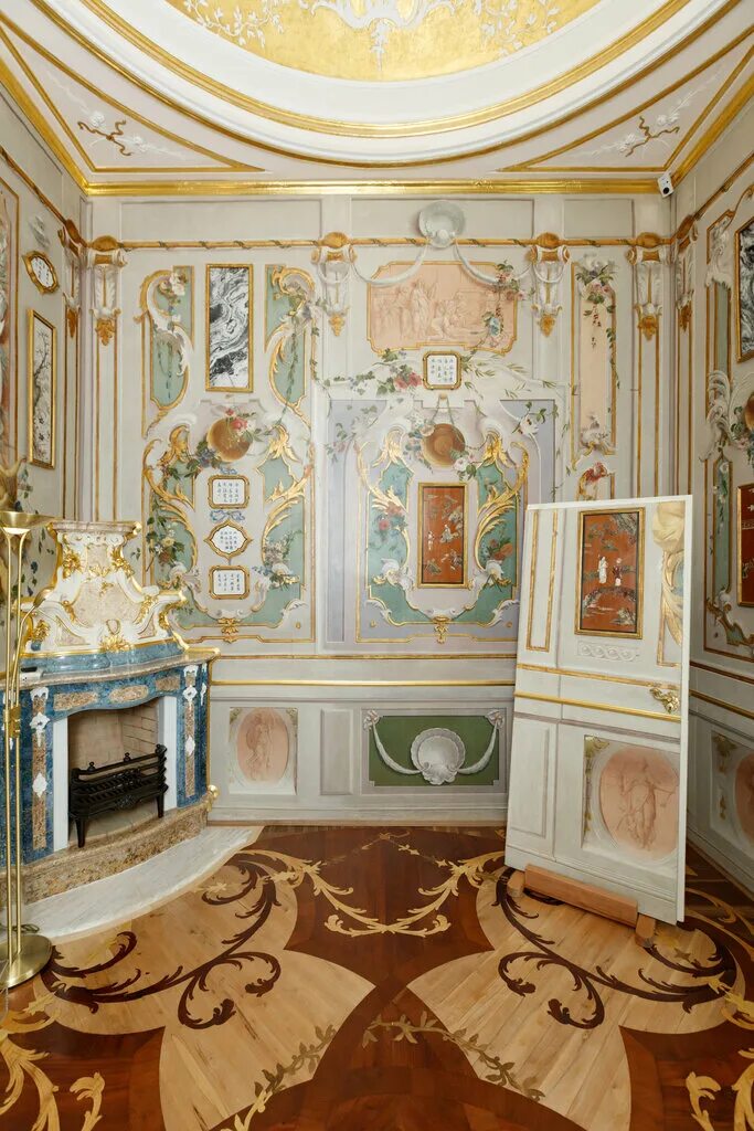 Стеклярусный кабинет китайского дворца в ораниенбауме. Китайский дворец екатерины 2 стиль рококо. Дворец в ораниенбауме рококо. Ломоносов). Китайский дворец екатерины ii в ораниенбауме.