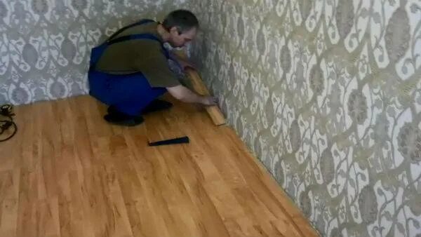 Заливка пола в квартире. Укладка паркета. Ремонт сначала пол или. Укладка ламината. Поклейка пробкового пола.