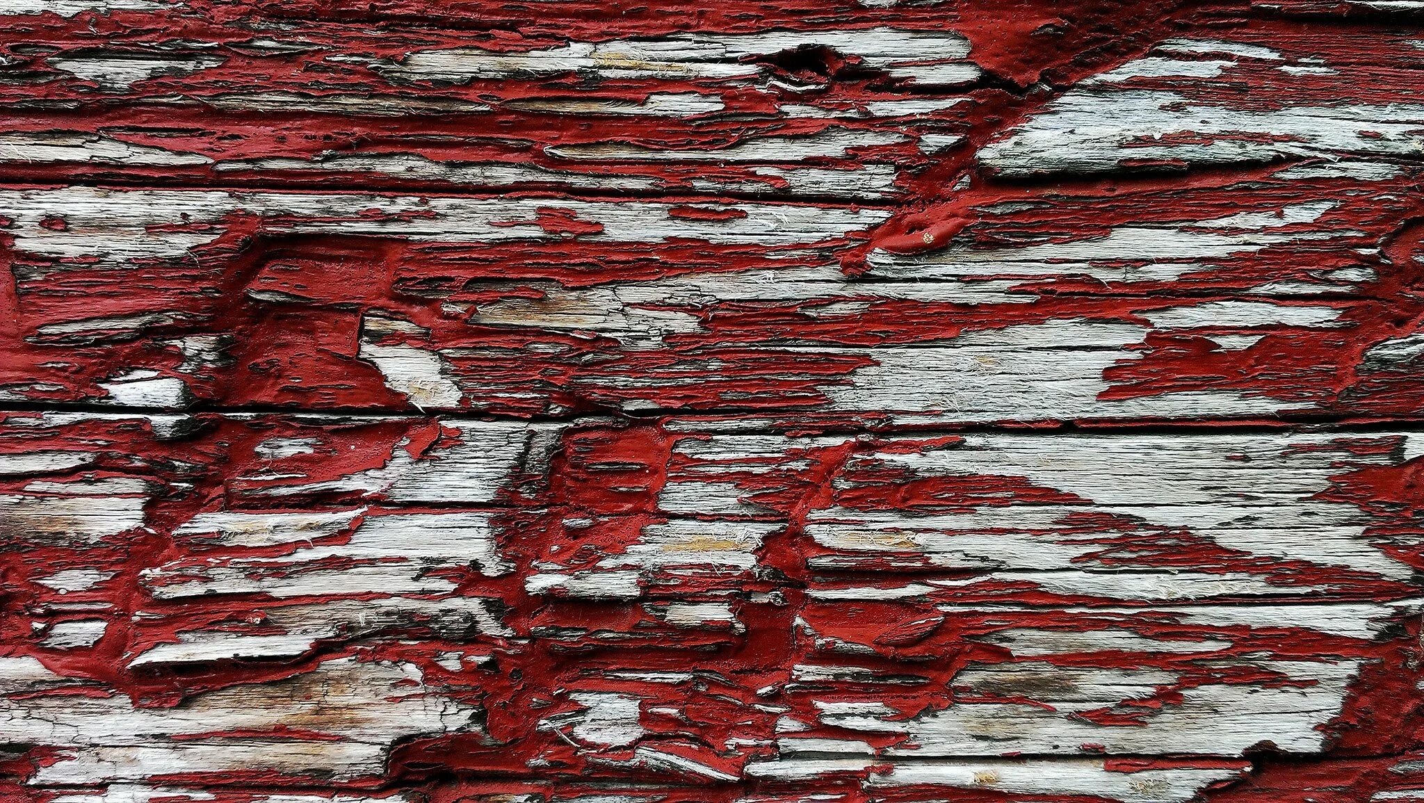 Красное дерево текстура. Фактура дерева. Красная древесина. Облупившаяся краска на дереве.