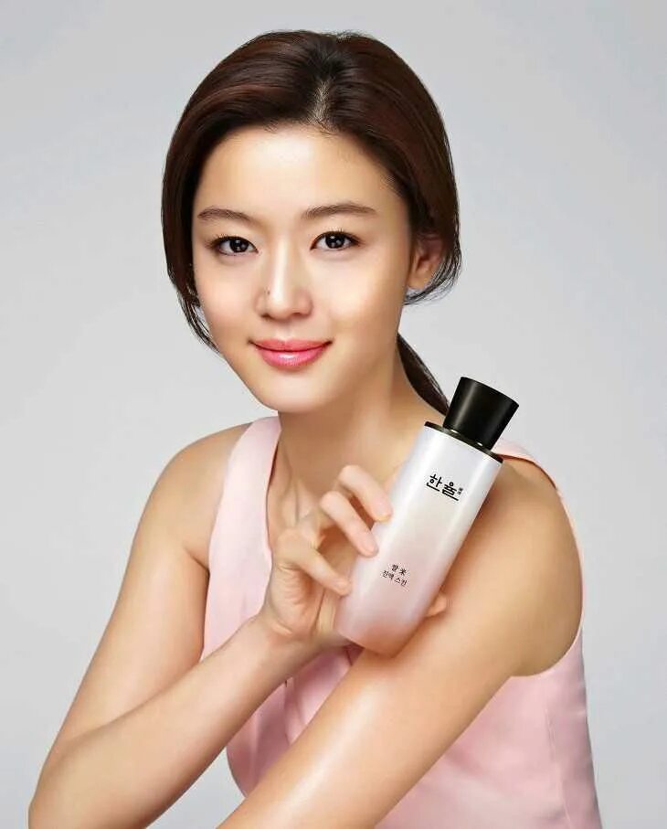 Лучший корейский бренд для лица. Корейская косметика. Корейская уходовая косметика. Корейская косметика реклама. Корейская девушка косметика.