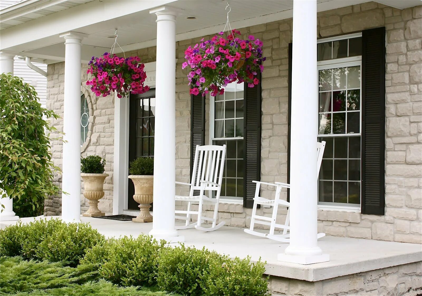 Оформление крыльца. Украшение крыльца. Красивое крыльцо к дому. Крыльцо для частного дома. Входная группа для частного дома.