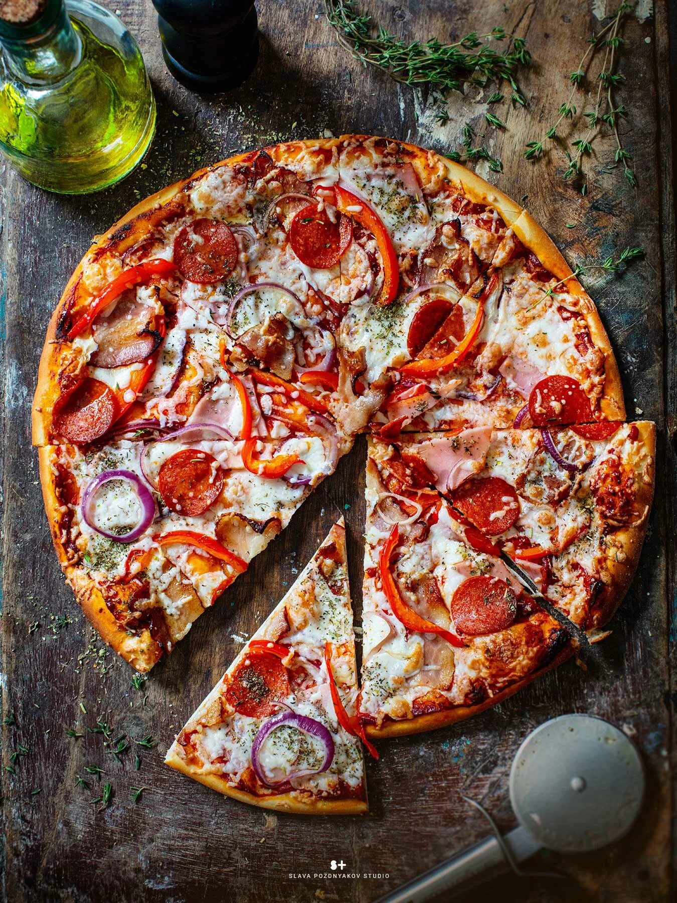 Пицца большие куски. Неаполитанская пицца Томато. Фотосъемка пиццы. Фуд съемка пиццы. Фотосъемка для пиццерии.