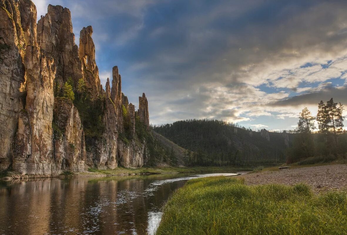 Якутия июнь. Якутия Саха Якутия природа. Республика Саха (Якутия), Россия. Республика Саха природа. Река синяя Вилюй.