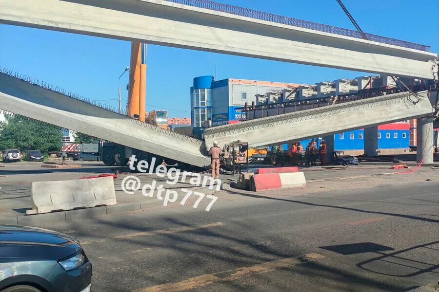 Трасса таврида бахчисарайский участок. Балка упала на машину. Авария на каменноостровском проспекте сегодня. Обрушился мост в москве. Обрушение моста в пушкино 1977.