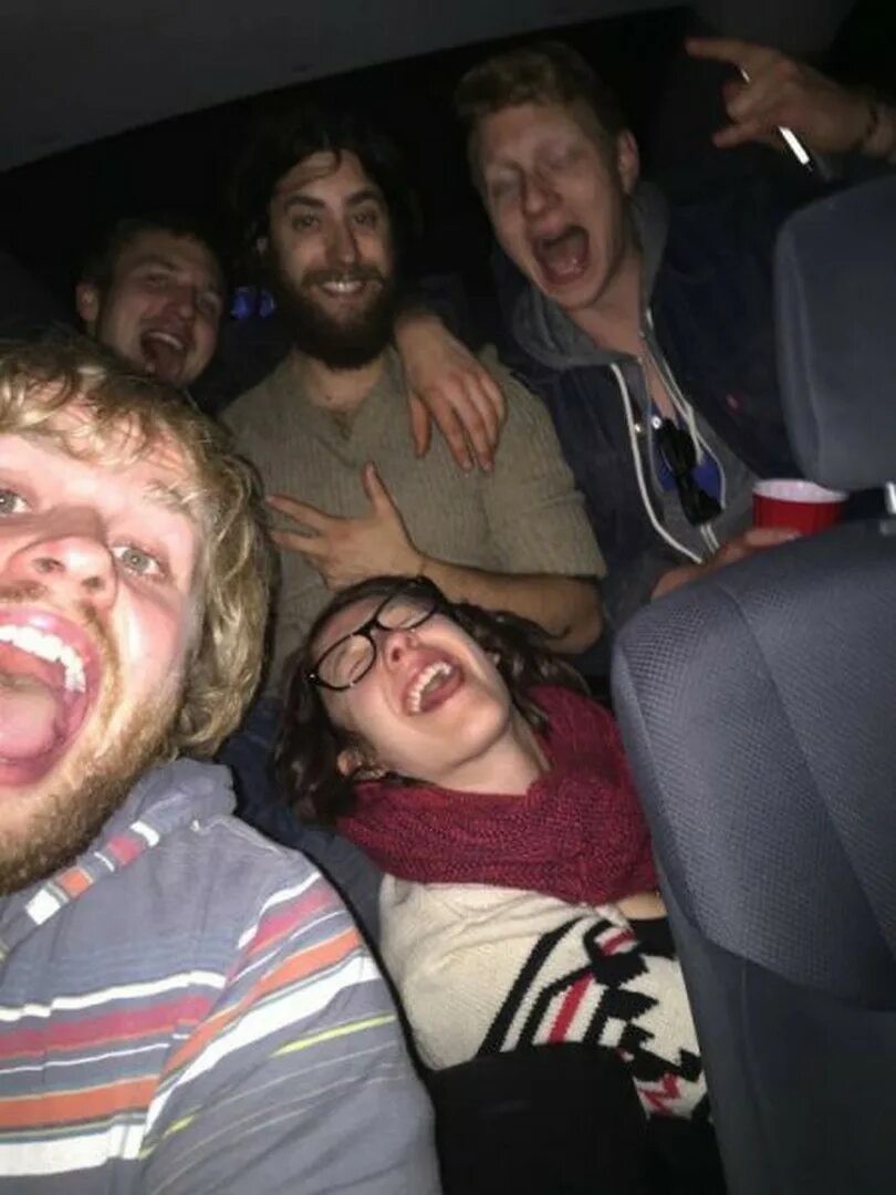 Пьяные лица песня. Пьяные лица песня. Пьяные люди на вечеринке. Пьяные лица песня. Пьяные лица песня.