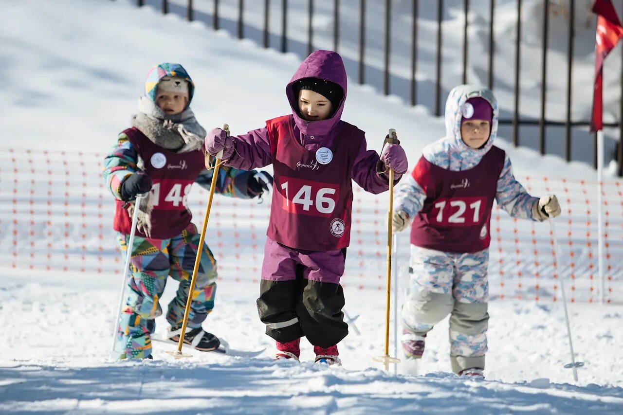 Дети на лыжах. Лыжный спорт дети. Лыжный спорт в детском саду. Лыжи для дошкольного возраста.