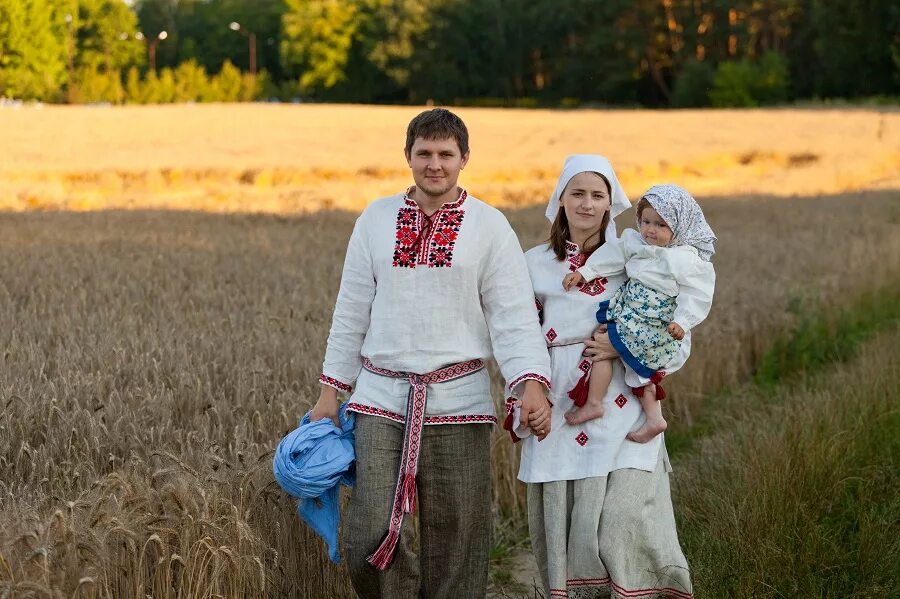 Живет в белорусском слушать. Белорусы народ. Белорусская семья. Белорусские люди. Белорусская семья в национальных костюмах.