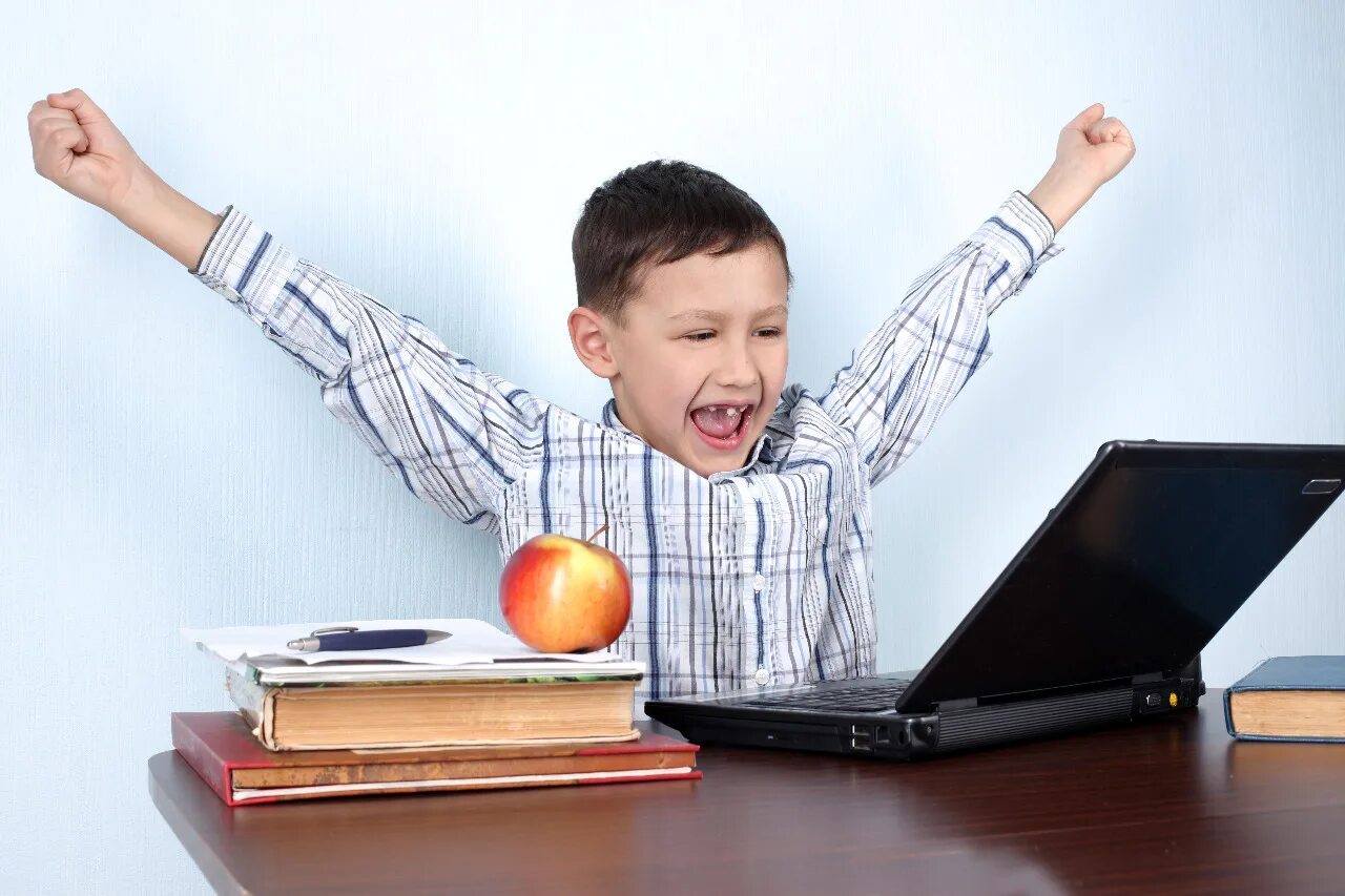 Школьник в интернете. Ребенок за компьютером. Компьютер для школьника. Радостный ученик.
