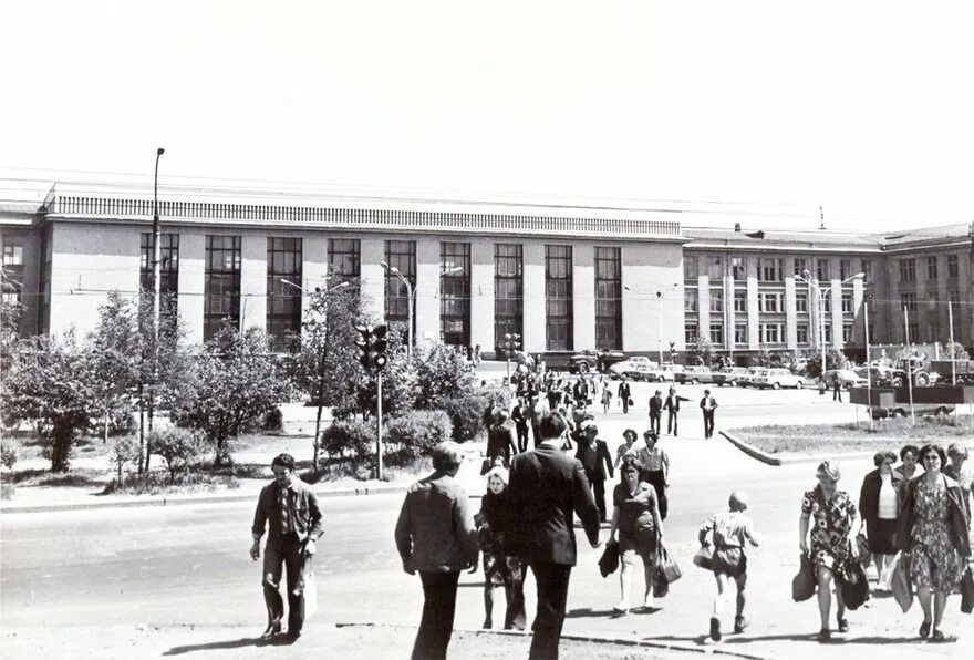 1978 год иркутск. Брежнев 1978 год. Иркутск 1967. Улица ленина иркутск раньше. Здание иркутского политехнического института.