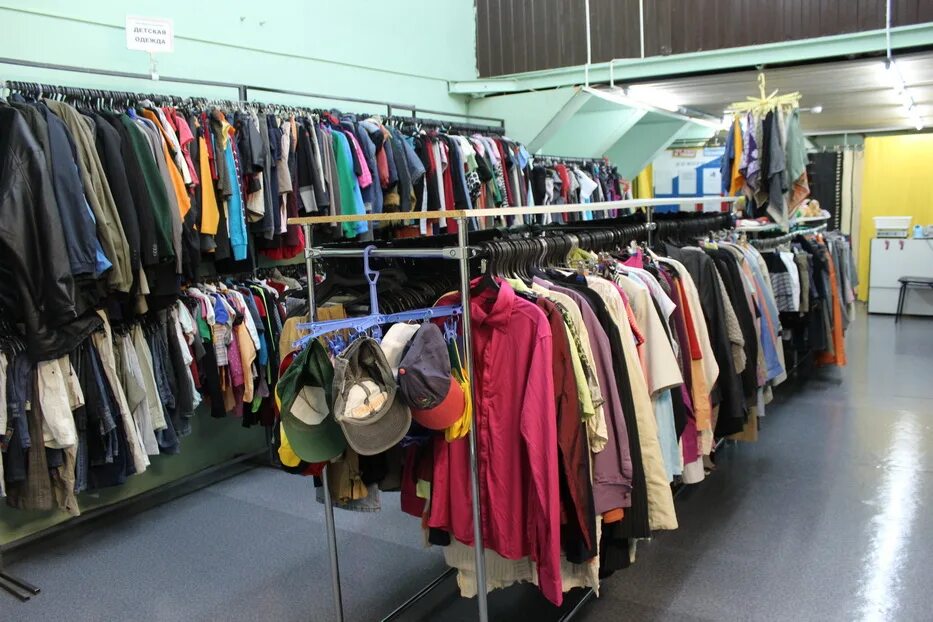 Second hand одежда. Мир секонд-хенд спб. Секонд хенд клондайк. Second hand брендовой одежды. Спортивный костюм секонд.